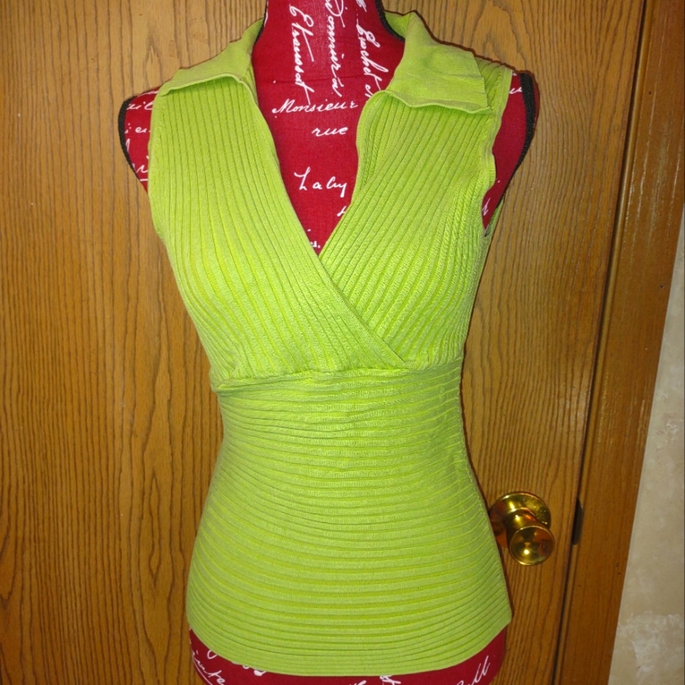 Med. V-neck tank